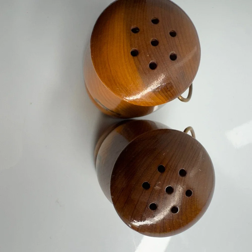 Vintage Wooden Salt Pepper Shakers Virginia Maple‎ Leaf Design Souvenir Kitchen